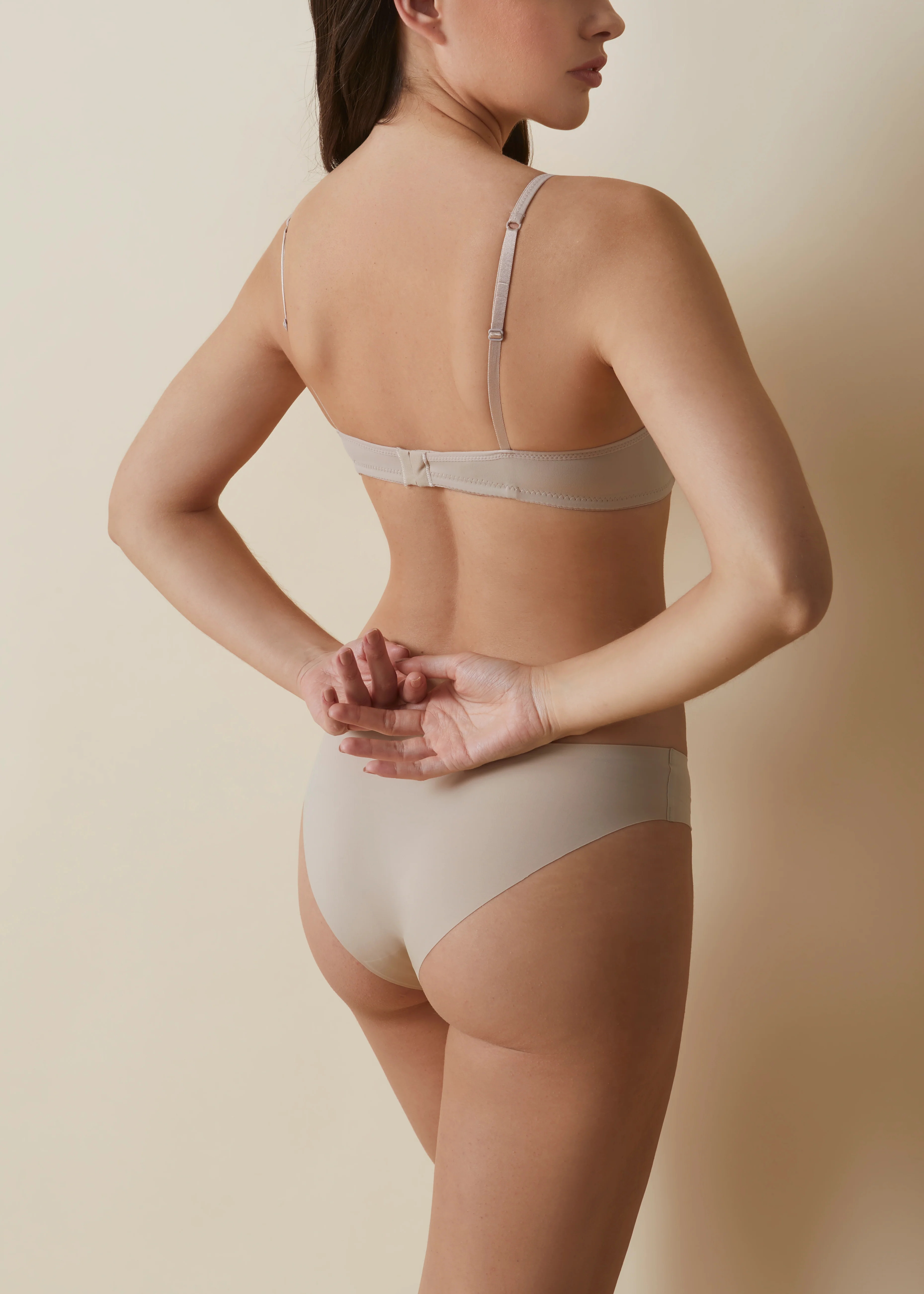 Reggiseno senza ferretto con coppe imbottite con scollatura a V - Image 8