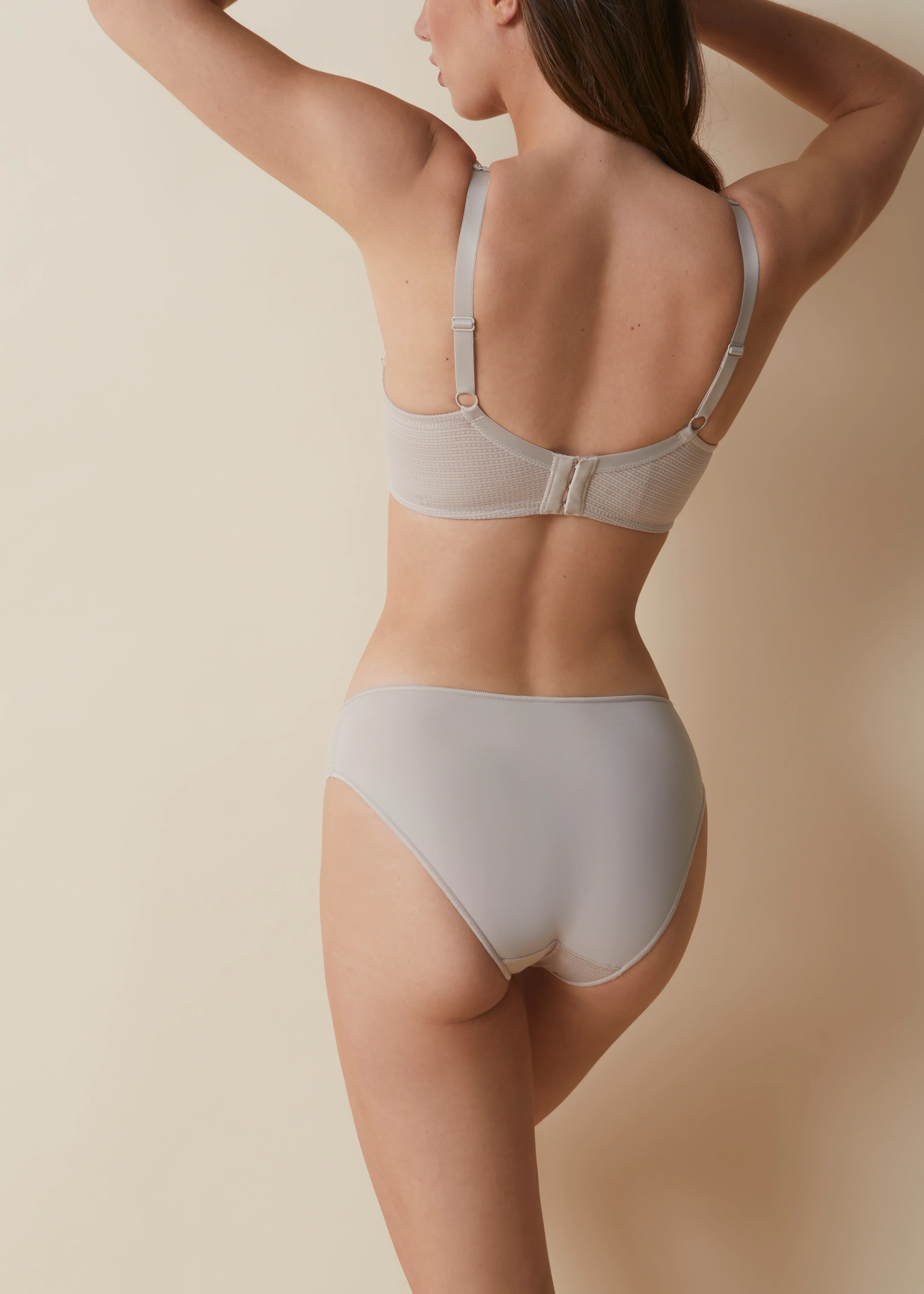 Reggiseno contenitivo con ferretto e coppe imbottite decorate con elegante pizzo - Image 14