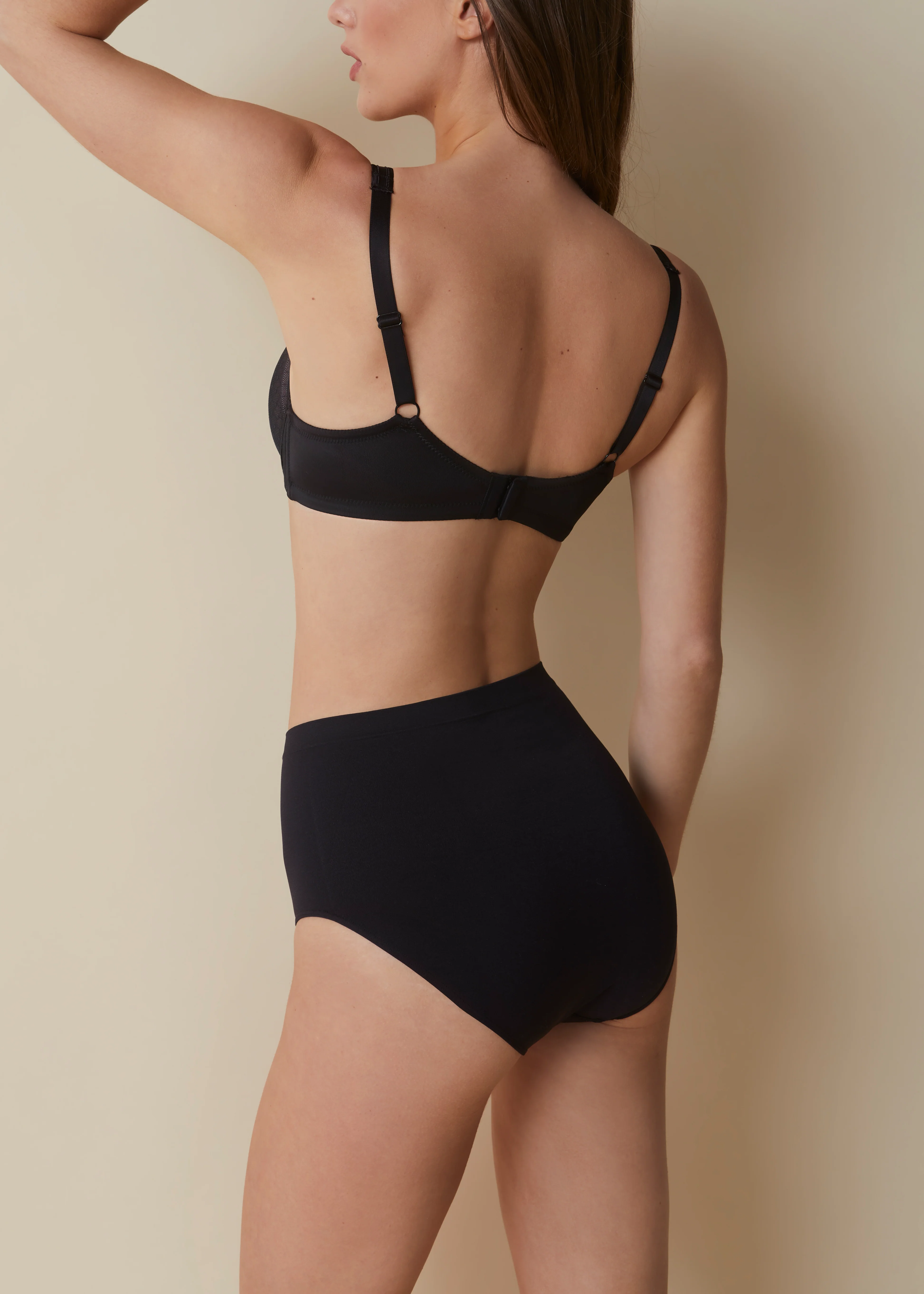 Reggiseno con ferretto e coppe imbottite con elegante decoro in pizzo bicolore - Image 8